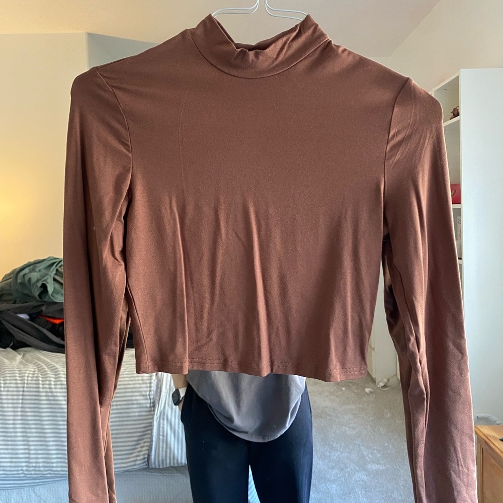 Cropped long sleeve turtleneck shirt